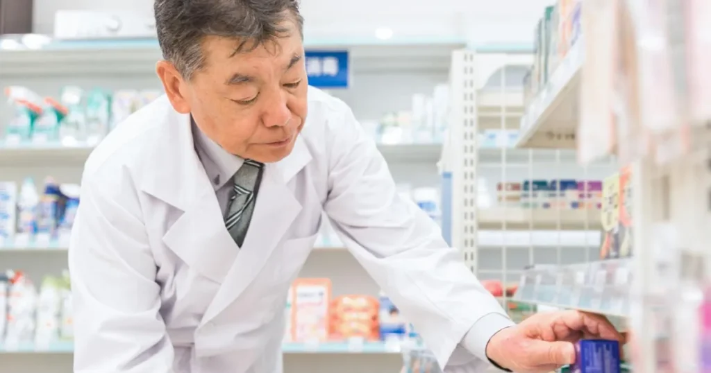 感度が良くなる薬を陳列する男性薬剤師
