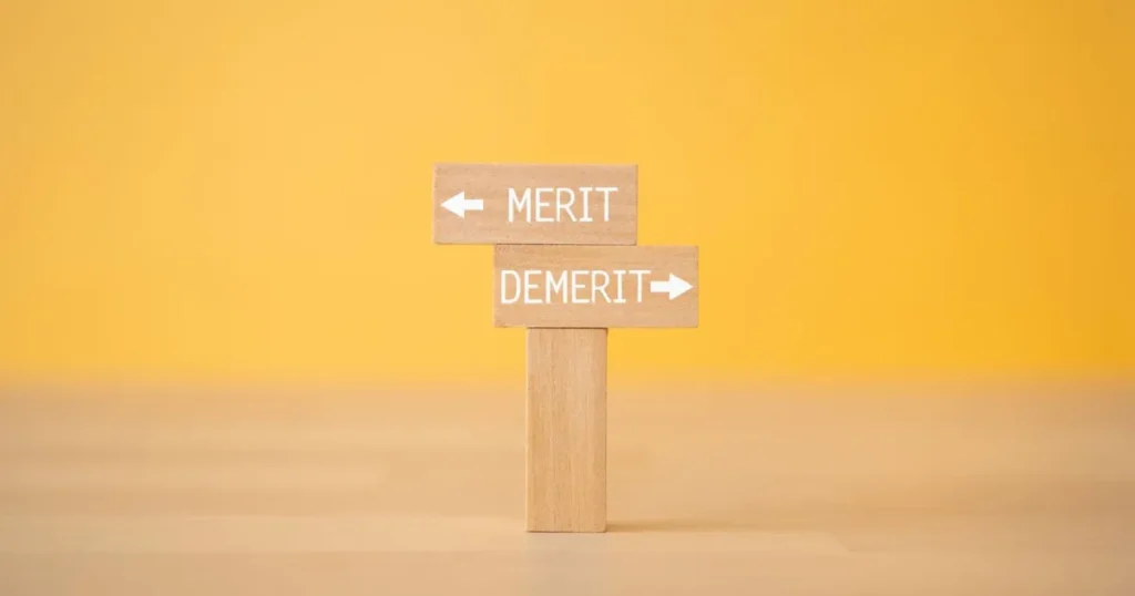 MERITとDEMERITと書かれた木の看板