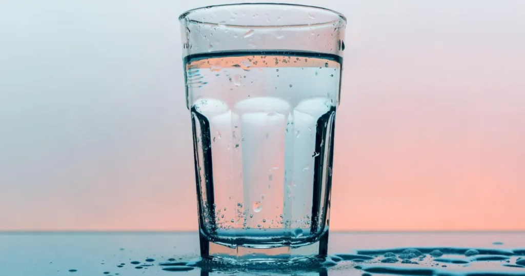 透明のコップに水が入っている