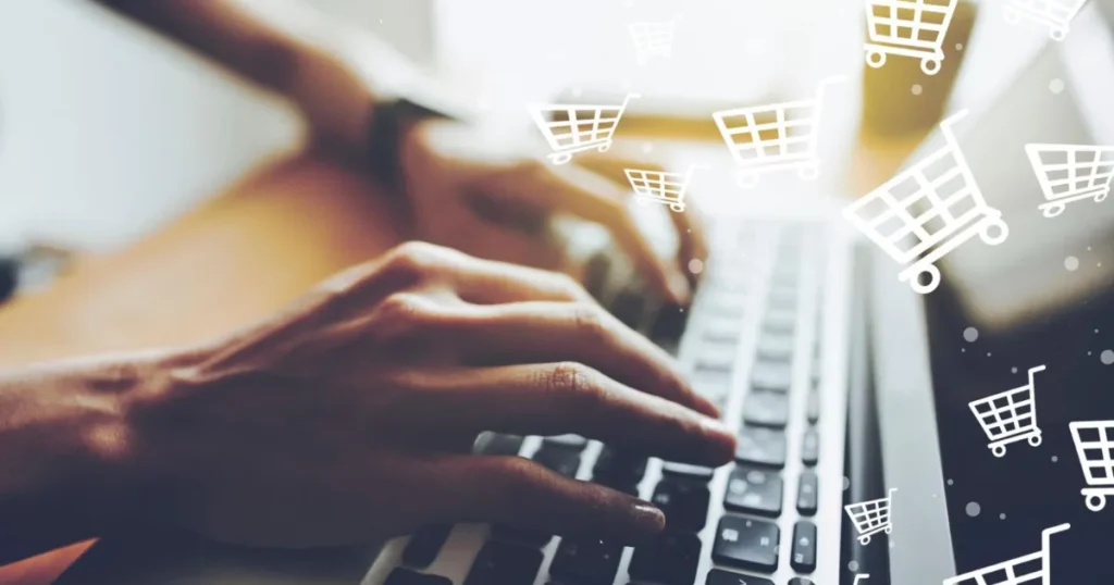 インターネットで商品を購入している男性