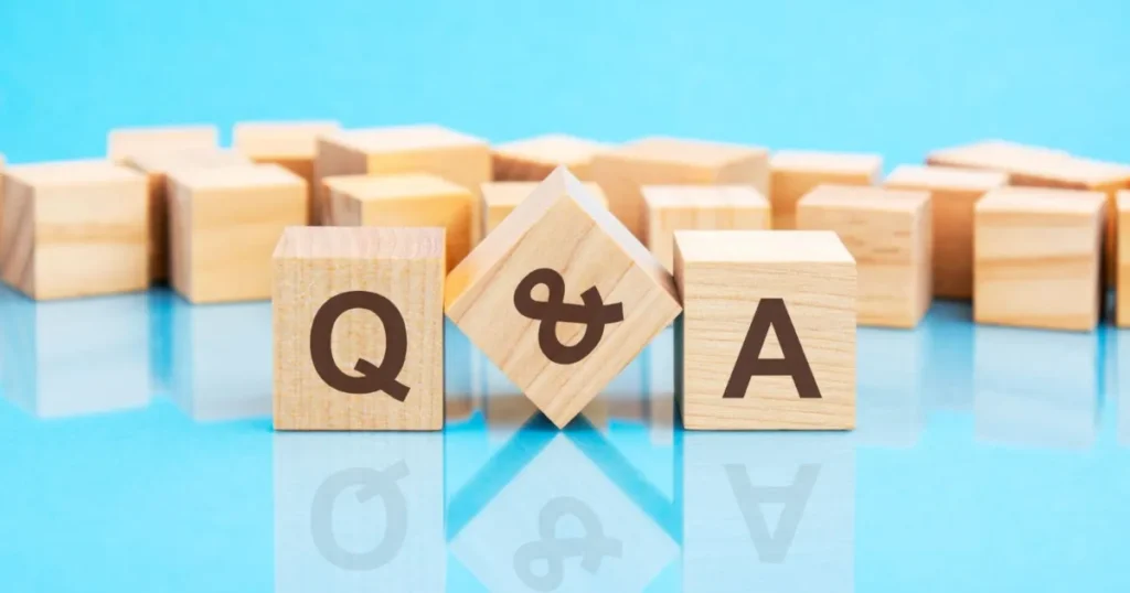 Q&Aと書かれた木のブロック
