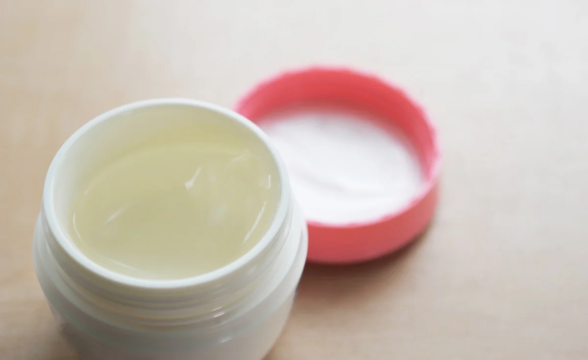 美白成分を含んだ市販薬を使う