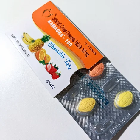 カマグラチュアブル（KAMAGRA Chewable）100mgの箱からシートを半分ちょっと出した写真