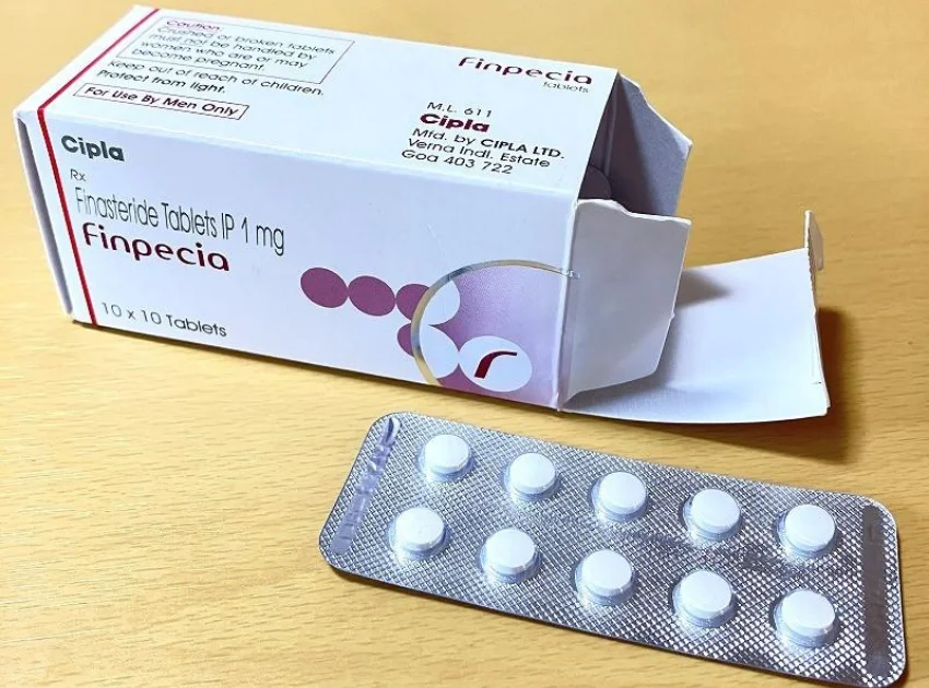 フィンペシア(Finpecia)1mgの少し空いている箱と10錠が入ったシート