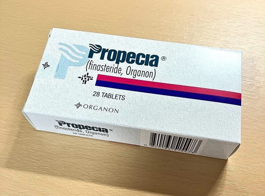 少し斜めに置いたプロペシア（Propecia）の箱の表面