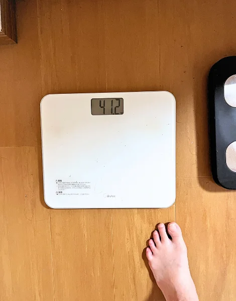リベルサスでダイエットをして4ヶ月後に5kg痩せた20代女性「K」さん提供の体重計に表示されている体重41.2kgの写真