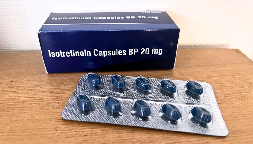 イソトレチノイン（Isotretinoin）の箱と10錠入っているシート