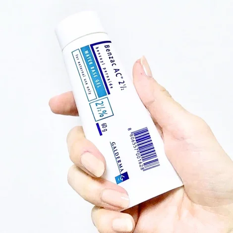 手に握られた状態のベンザックACジェル(Benzac AC GEL)のチューブ