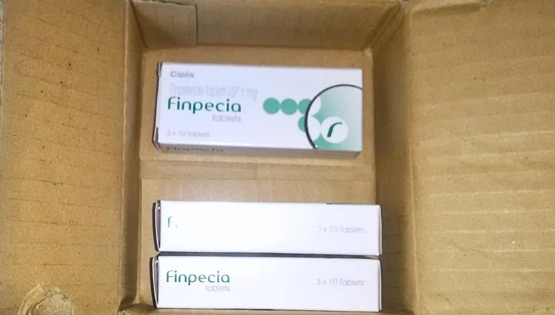 段ボールに入ったフィンペシア（Finpecia）USP 1mg（30錠）の箱