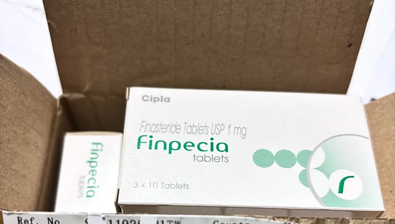段ボールに入ったフィンペシア（Finpecia）USP 1mg（30錠）の箱