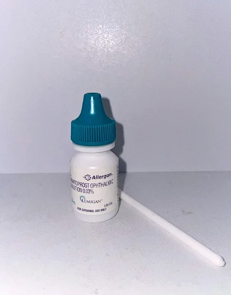 ルミガン（LUMIGAN）のボトルとアプリケーター