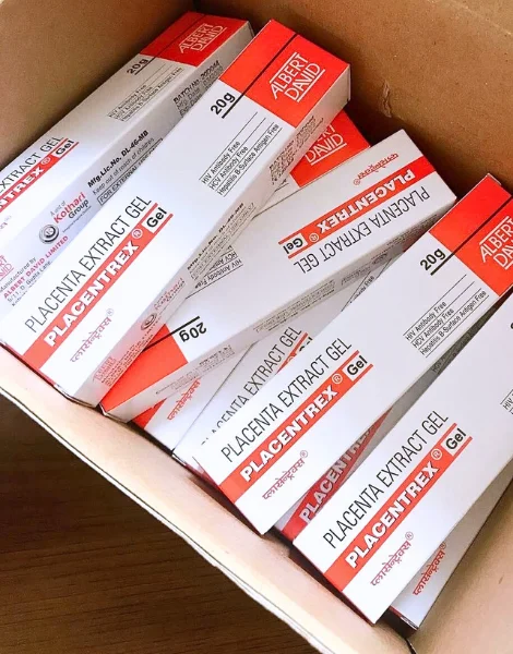段ボールに入ったプラセントレックスジェル（PLACENTREX Gel / ヒトプラセンタジェル）の箱