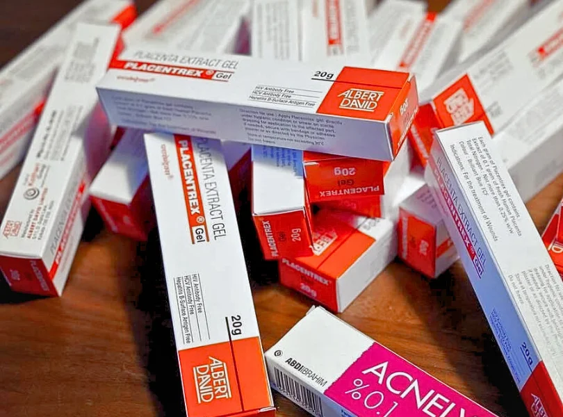 山積みになったプラセントレックスジェル（PLACENTREX Gel / ヒトプラセンタジェル）の箱