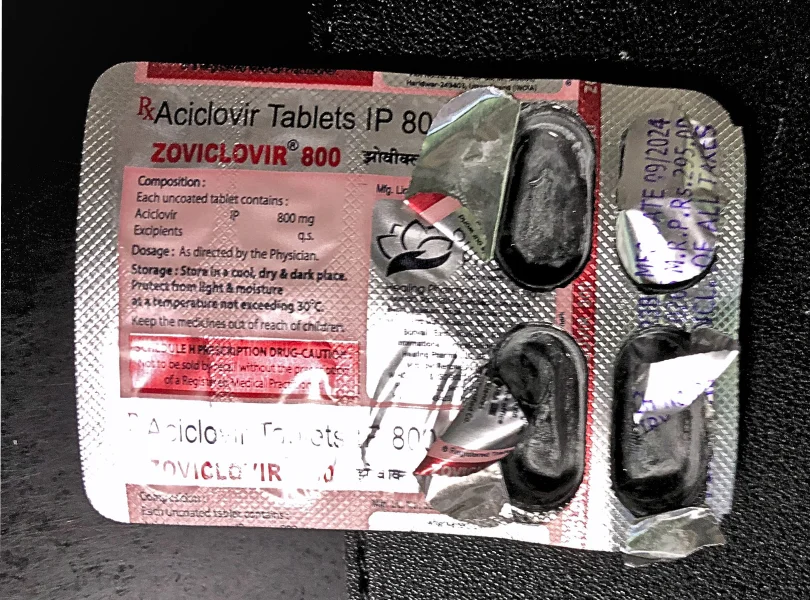 ゾビクロビル(ZOVICLOVIR)4錠を使用したシート