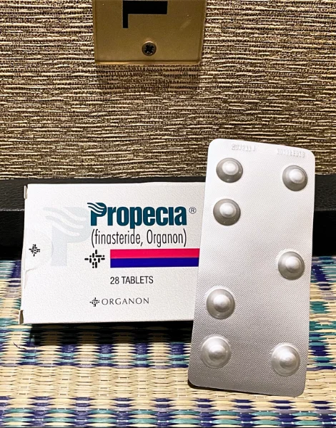 プロペシア（Propecia）の箱と7錠入りのシート