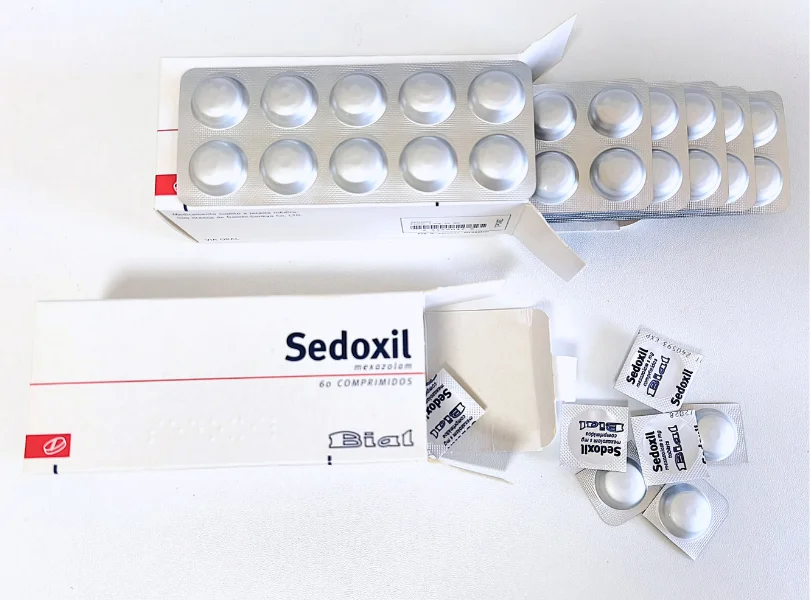 セドキシル（Sedoxil）の箱、10錠入りシート6枚と10錠シートを1錠ずつ切り離した錠剤
