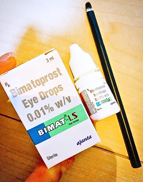 ビマトアイドロップス（BIMAT Eye Drops）の箱と点眼容器とまつげブラシ
