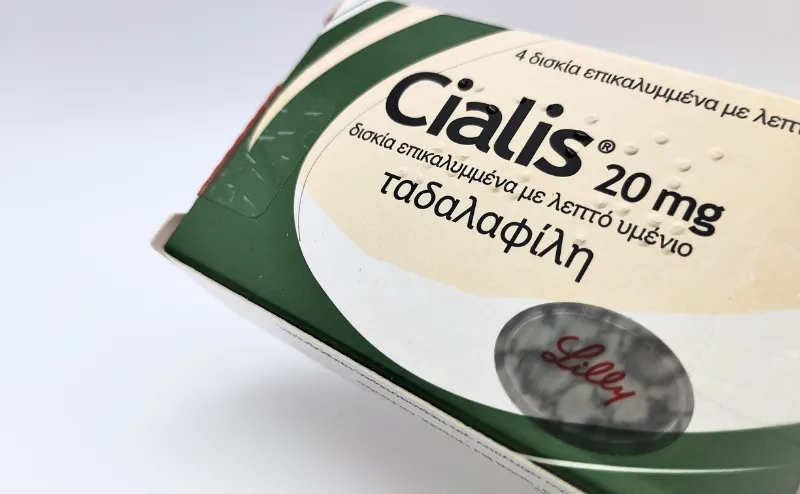 シアリス（Cialis）20mgの箱を斜めからアップ気味に撮影した写真