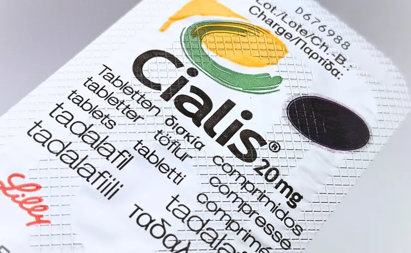 シアリス（Cialis）20mgの2錠が入ったシートの裏面をアップにして撮影した写真