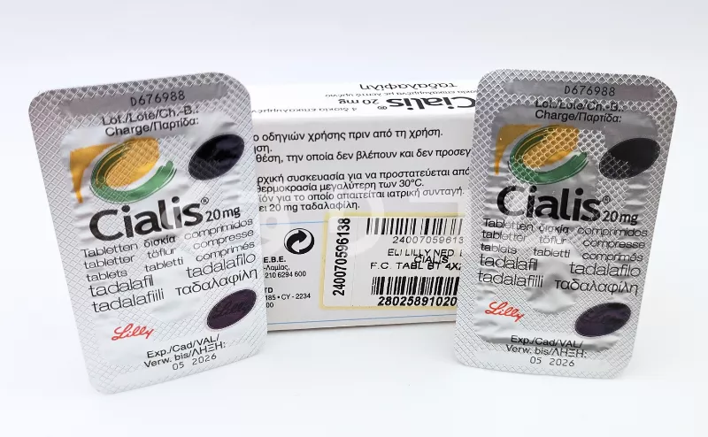 シアリス（Cialis）20mgの箱と2錠が入ったシートをそれぞれ裏面にして立てて撮影した写真