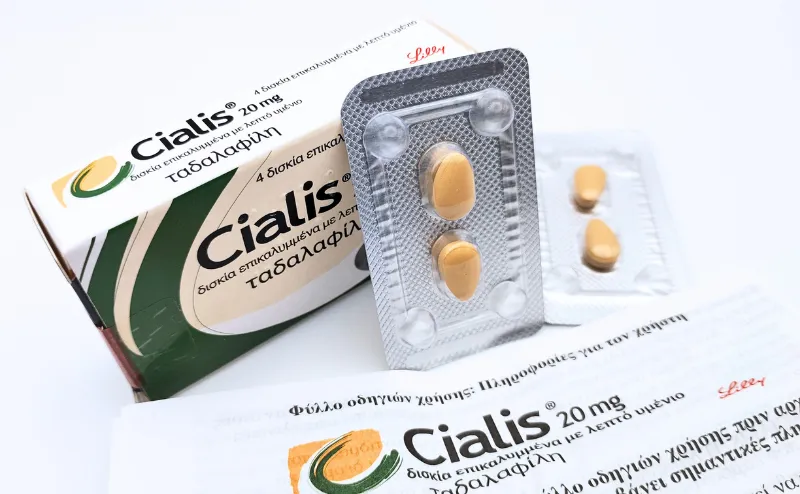 シアリス（Cialis）20mgの添付文書と、箱と2錠が入ったシート2つを立てて撮影した写真