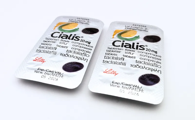 シアリス（Cialis）20mgの2錠が入ったシート2つを並べて斜めから撮影した写真