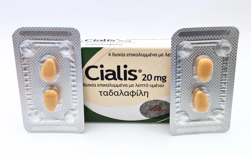シアリス（Cialis）20mgの箱と2錠が入ったシート2つを立てて撮影した写真