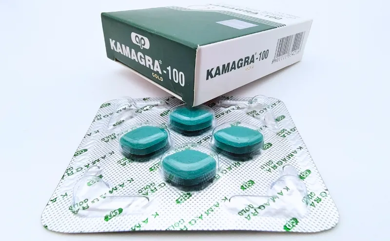 カマグラゴールド（KAMAGRA GOLD）100mgが4錠入っているシートと箱