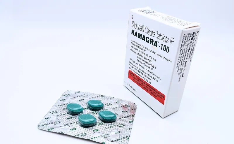 カマグラゴールド（KAMAGRA GOLD）100mgが4錠入っているシートと立てた箱の裏面