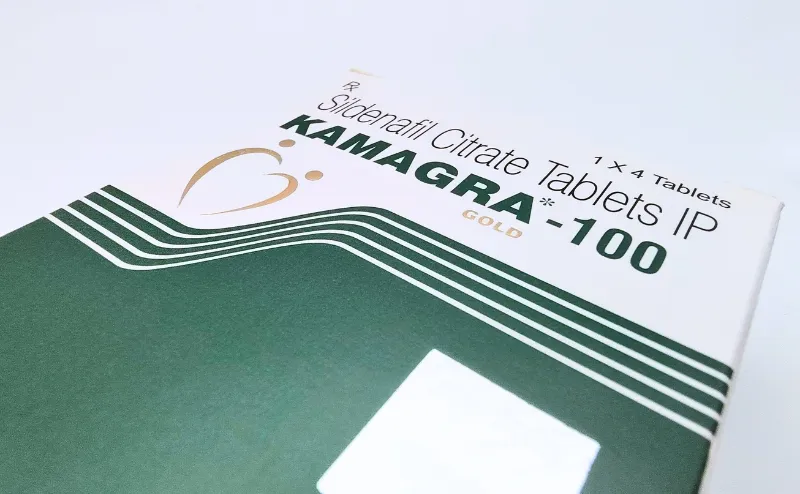 カマグラゴールド（KAMAGRA GOLD）100mgの箱を斜め上からアップで撮影した写真