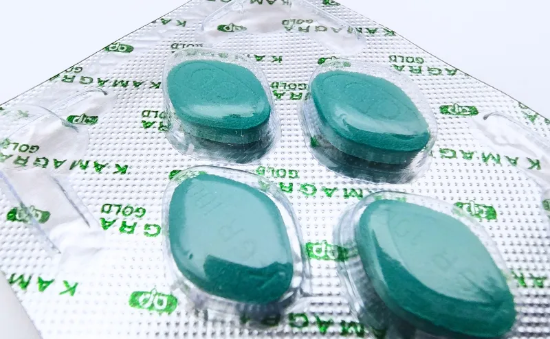 カマグラゴールド（KAMAGRA GOLD）100mgが4錠入っているシートをアップして撮影した写真