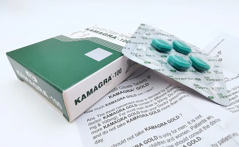 カマグラゴールド（KAMAGRA GOLD）100mgの箱と4錠入っているシート、添付文書
