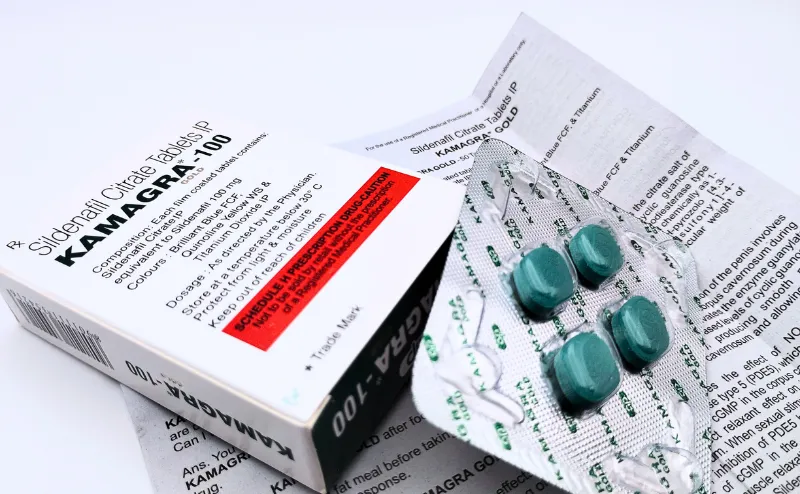 カマグラゴールド（KAMAGRA GOLD）100mgの箱（裏面）と4錠入っているシート、添付文書