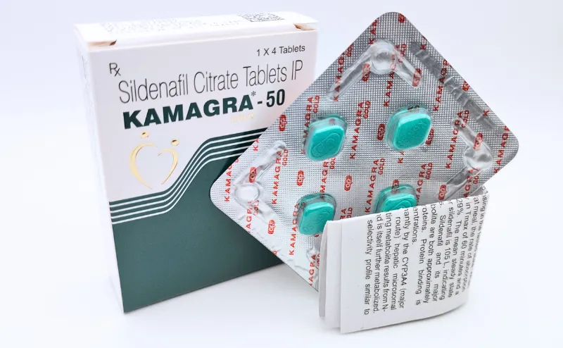 カマグラゴールド（KAMAGRA GOLD）50mgの箱と4錠が入ったシート、添付文書を立てて撮影した写真