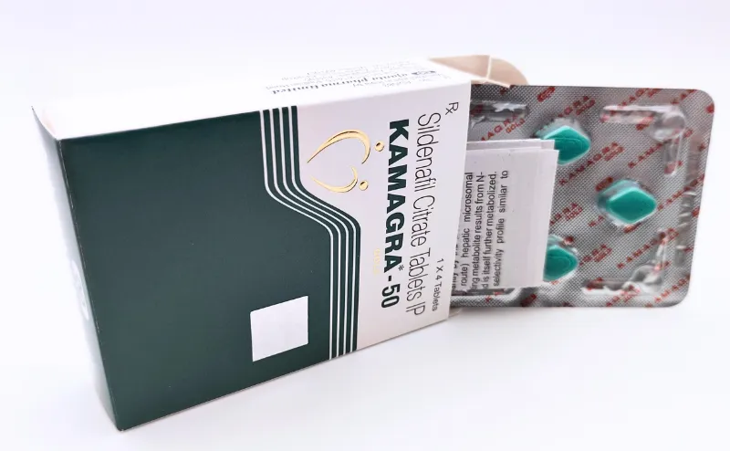 カマグラゴールド（KAMAGRA GOLD）50mgの箱を横にして、4錠入っているシートと添付文書を出して
立てている写真