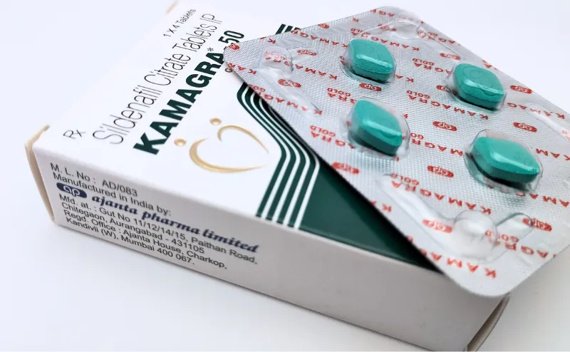 カマグラゴールド（KAMAGRA GOLD）50mgの箱の上に4錠入っているシートを載せて撮影した写真