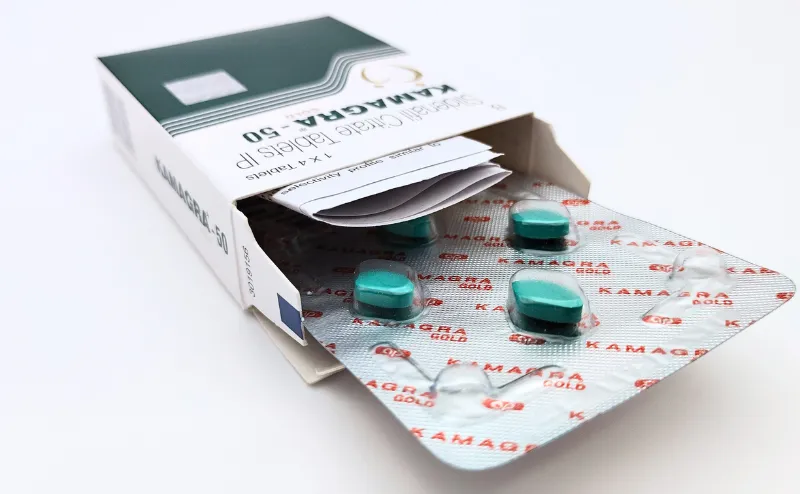 カマグラゴールド（KAMAGRA GOLD）50mgの箱を上から4錠入ったシートと添付文書を出しているところ