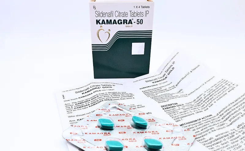 カマグラゴールド（KAMAGRA GOLD）50mgの箱を立てて、添付文書の上に4錠入っているシートを載せた写真