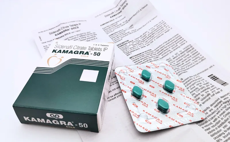 カマグラゴールド（KAMAGRA GOLD）50mgの添付文書の上に箱と4錠入ったシートを載せた写真