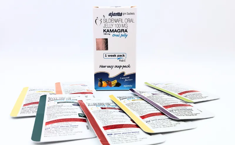 カマグラオーラルゼリー（KAMAGRA Oral Jelly）100mgの箱と7包を並べて撮影した写真