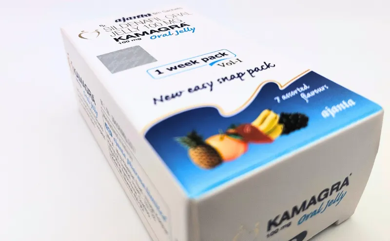 カマグラオーラルゼリー（KAMAGRA Oral Jelly）100mgの箱を斜め上から撮影した写真