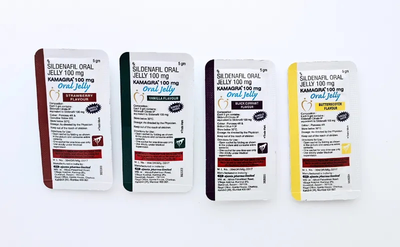 カマグラオーラルゼリー（KAMAGRA Oral Jelly）100mgの4包を並べて撮影した写真