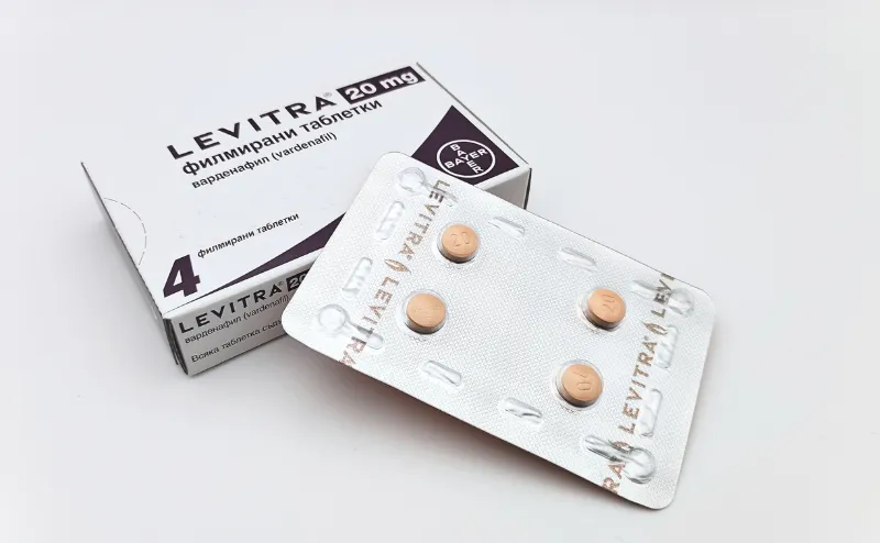 レビトラ（LEVITRA）20mgの箱と4錠が入ったシートを重ねて撮影した写真