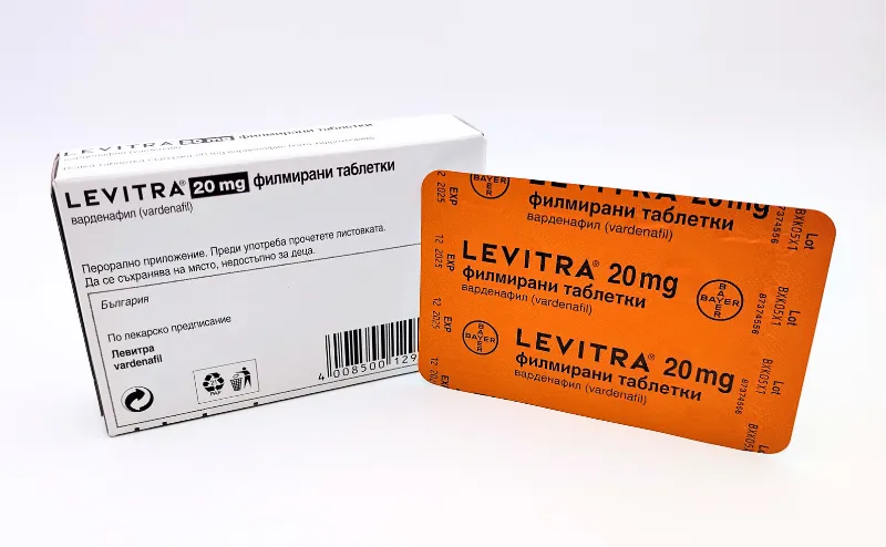 レビトラ（LEVITRA）20mgの箱の裏面と4錠が入ったシートの裏面を立てて並べた写真