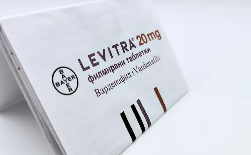 レビトラ（LEVITRA）20mgの箱に入っている添付文書を斜めから撮影した写真
