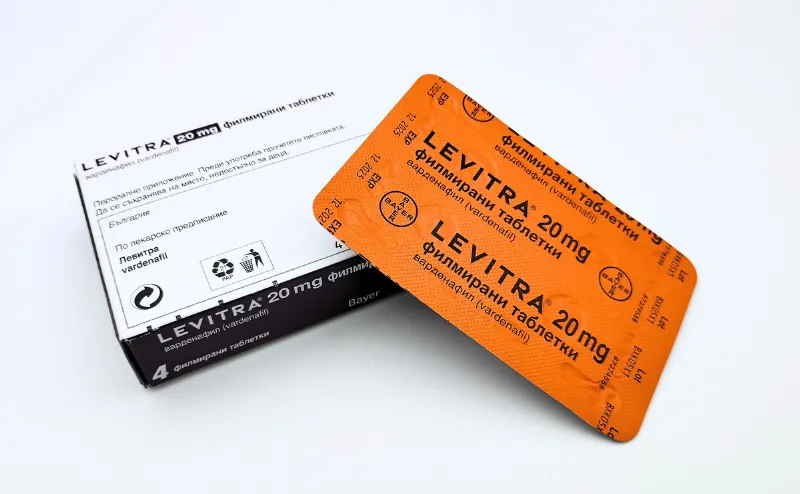 レビトラ（LEVITRA）20mgの箱と4錠が入ったシートをそれぞれ裏面にして重ねた写真