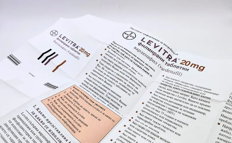 レビトラ（LEVITRA）20mgの箱に入っている添付文書を広げて撮影した写真