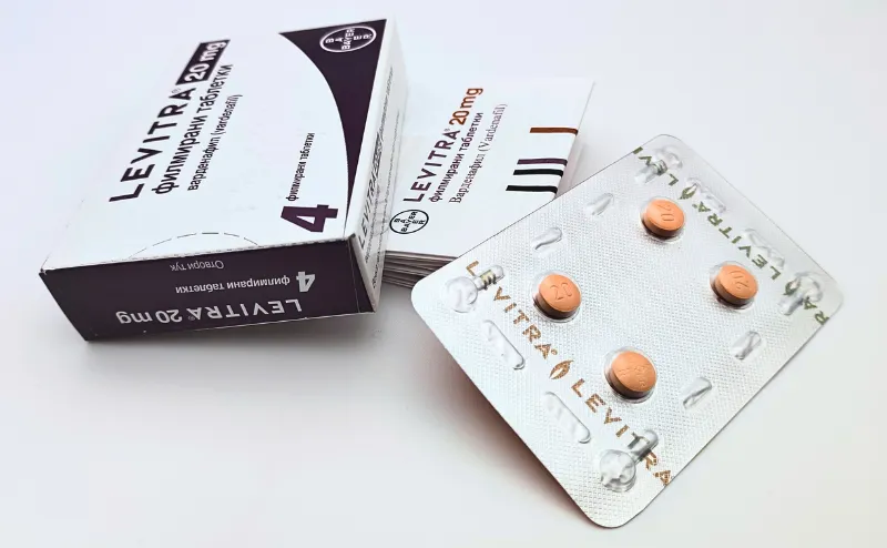 レビトラ（LEVITRA）20mgの箱と4錠が入ったシート、添付文書を重ねて撮影した写真