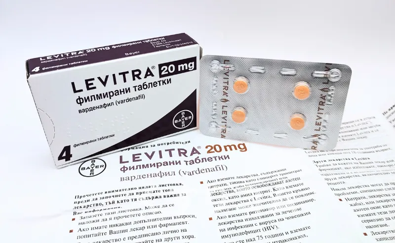 レビトラ（LEVITRA）20mgの箱と4錠が入ったシートを添付文書の上に載せて撮影した写真