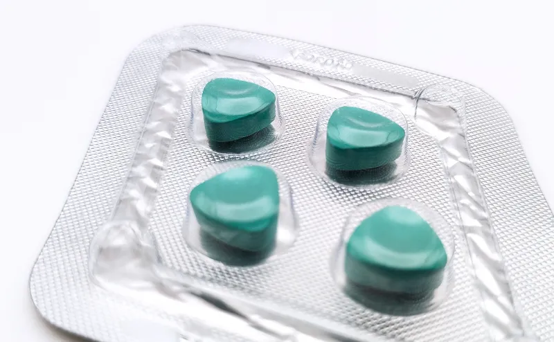 スーパーカマグラ（Super KAMAGRA）のケースと4錠が入ったシートを撮影した写真